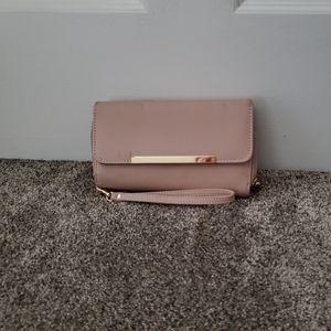 Clutch/wristlet